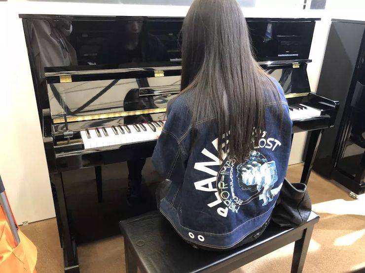 参观来宾试奏果博钢琴