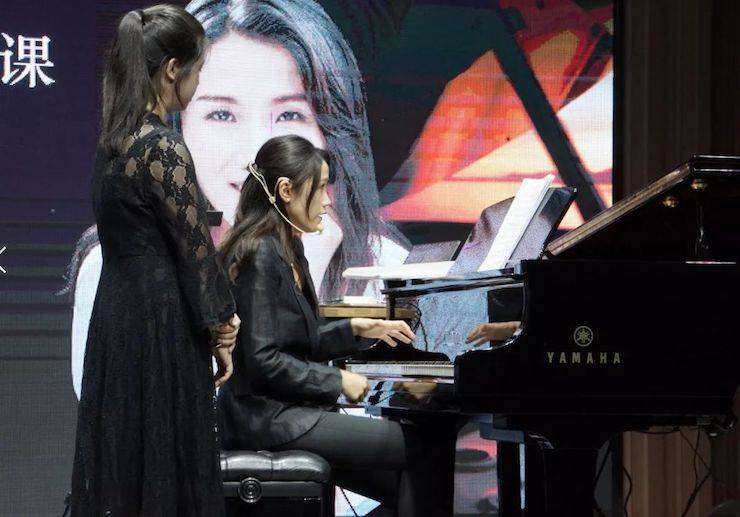 科技推动音乐教育创新，张希教授《古典主义时期钢琴奏鸣曲的演绎》公开课圆满成功
